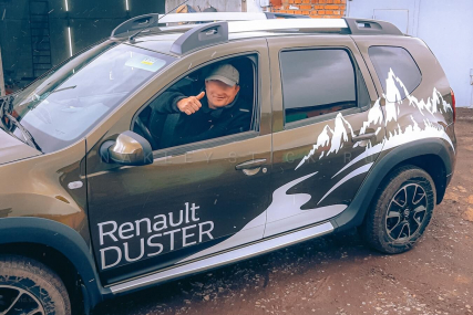 Наклейка "Горы и лес" на левый борт Renault Duster