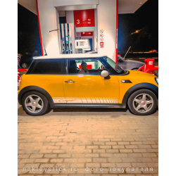 Спортивные полосы на двери Mini Cooper