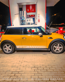 Спортивные полосы на двери Mini Cooper