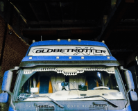 Наклейка "Globetrotter XL" на Volvo серии FH, вид 2