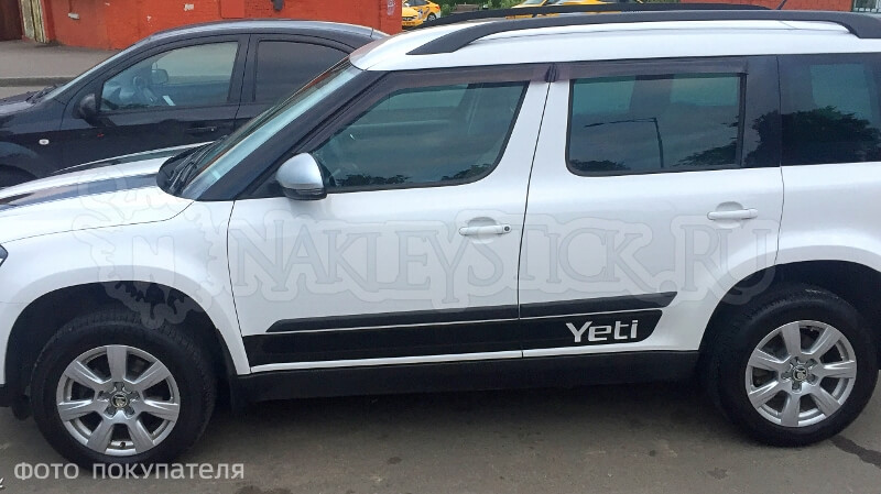 Наклейки полос на двери автомобиля Шкода Yeti пример 2