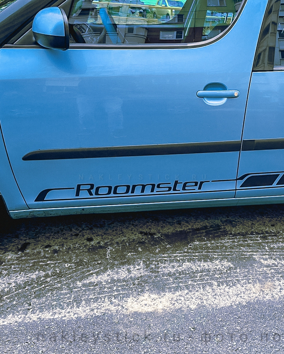 Купить акцентные полосы наклейки на борт автомобиля Шкода Roomster пример 2 чёрная Купить акцентные полосы наклейки на борт автомобиля Шкода Roomster пример 2 чёрная