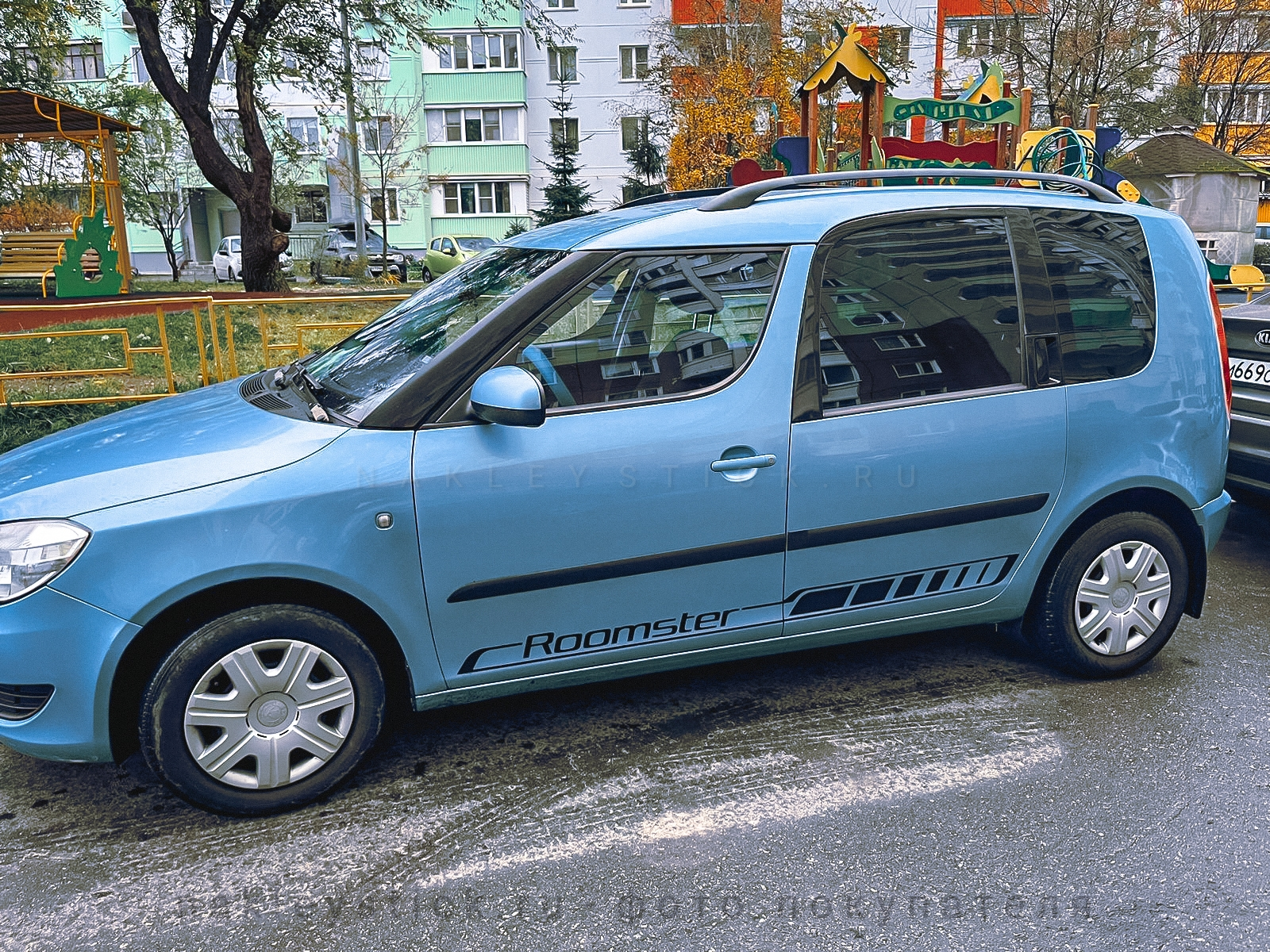 Купить акцентные полосы наклейки на борт автомобиля Шкода Roomster пример 1 чёрная Купить акцентные полосы наклейки на борт автомобиля Шкода Roomster пример 1 чёрная